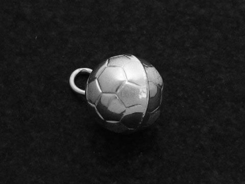 Teilmattierter Fußball-Anhänger aus Sterlingsilber, hergestellt von Juwelier Harnisch. Der Anhänger zeigt eine detailreiche Darstellung eines klassischen Fußballs.
