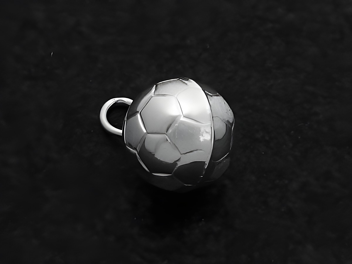 Teilmattierter Fußball-Anhänger aus Sterlingsilber, hergestellt von Juwelier Harnisch. Der Anhänger zeigt eine detailreiche Darstellung eines klassischen Fußballs.