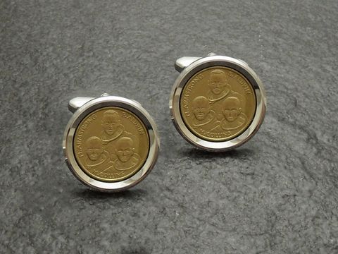 Manschettenknöpfe im Münzlook, silberfarben mit dem Motiv der Mondlandung und den Abbildungen von N. Armstrong, Hersteller Juwelier Harnisch.