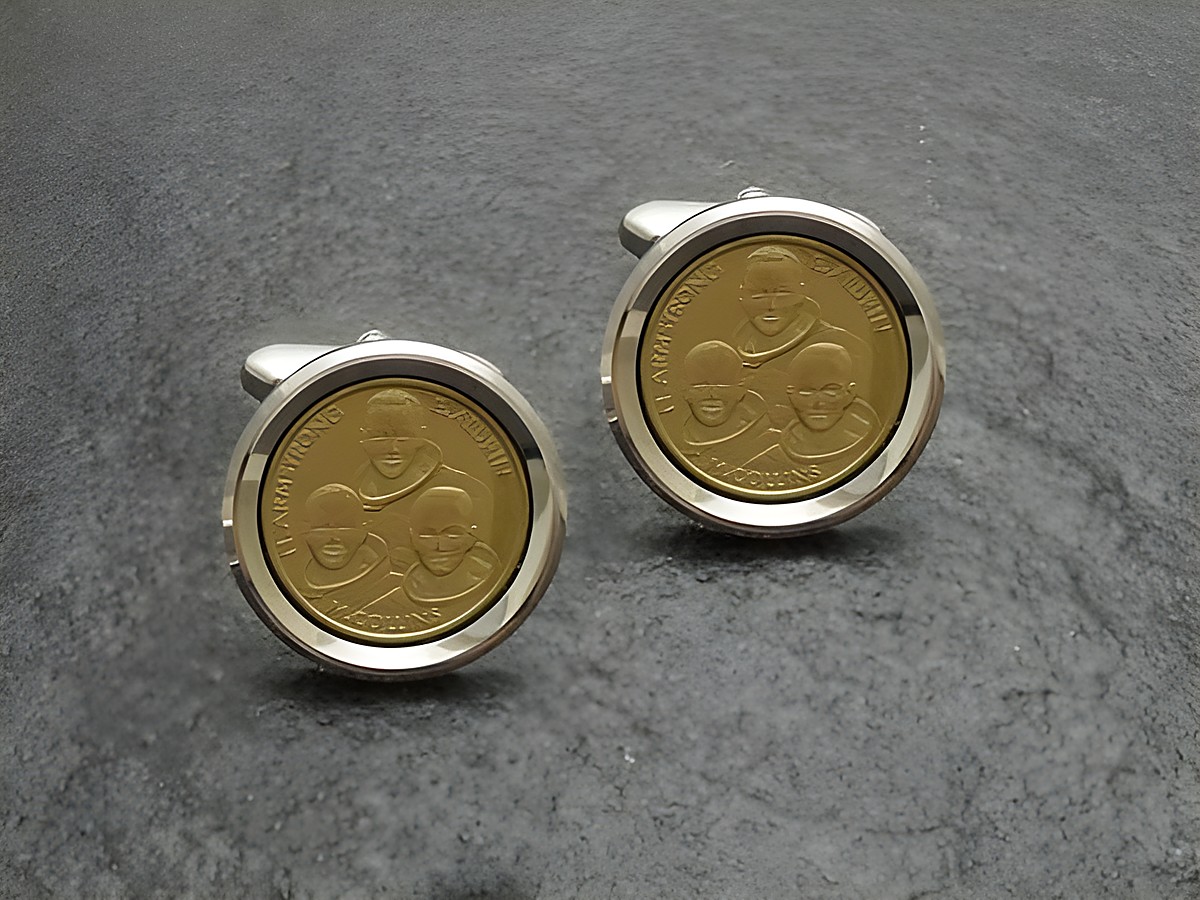 Manschettenknöpfe im Münzlook, silberfarben mit dem Motiv der Mondlandung und den Abbildungen von N. Armstrong, Hersteller Juwelier Harnisch.