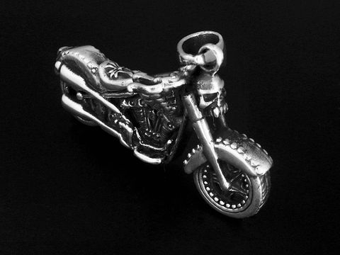 Silberner Anhänger in Form eines Schoppers mit detailliertem Design und Totenkopf-Motiven, hergestellt von Juwelier Harnisch, ideal für Motorrad-Fans.