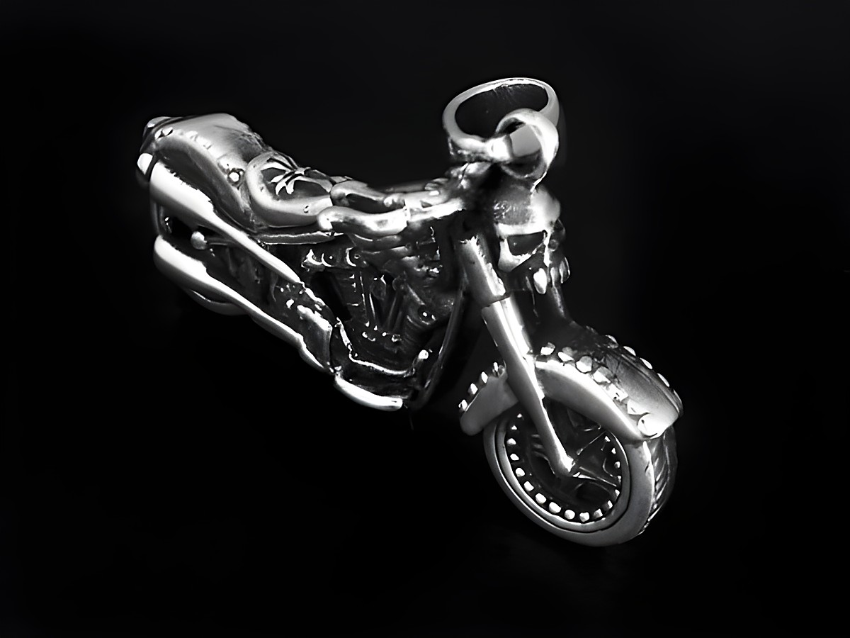 Silberner Anhänger in Form eines Schoppers mit detailliertem Design und Totenkopf-Motiven, hergestellt von Juwelier Harnisch, ideal für Motorrad-Fans.