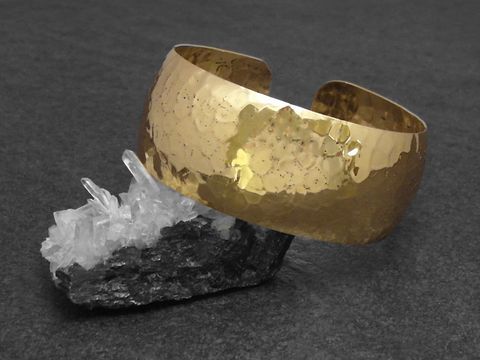 Silber Armreifen im Antik-look, vergoldet, mit einer Breite von 17 cm, Hersteller Juwelier Harnisch, elegant und zeitlos, auf einem schwarzen Untergrund präsentiert.