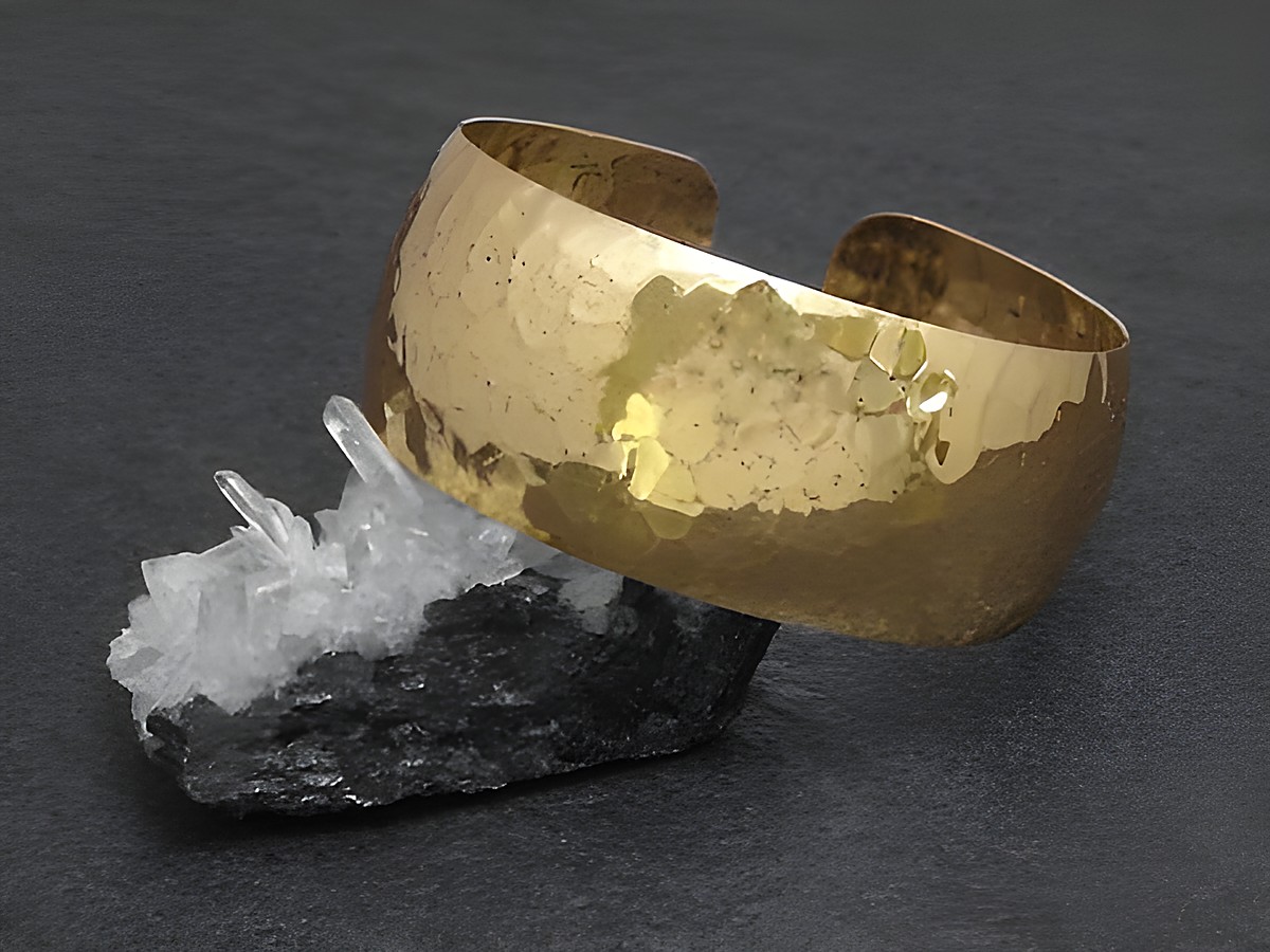 Silber Armreifen im Antik-look, vergoldet, mit einer Breite von 17 cm, Hersteller Juwelier Harnisch, elegant und zeitlos, auf einem schwarzen Untergrund präsentiert.