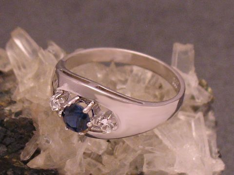 Goldring Gold 333 mit synthetischem Safir und Zirkonia in Größe 54,5 vom Hersteller Juwelier Harnisch, erweiterbar bis Größe 56/18, elegant gestaltet auf besonderem Untergrund.