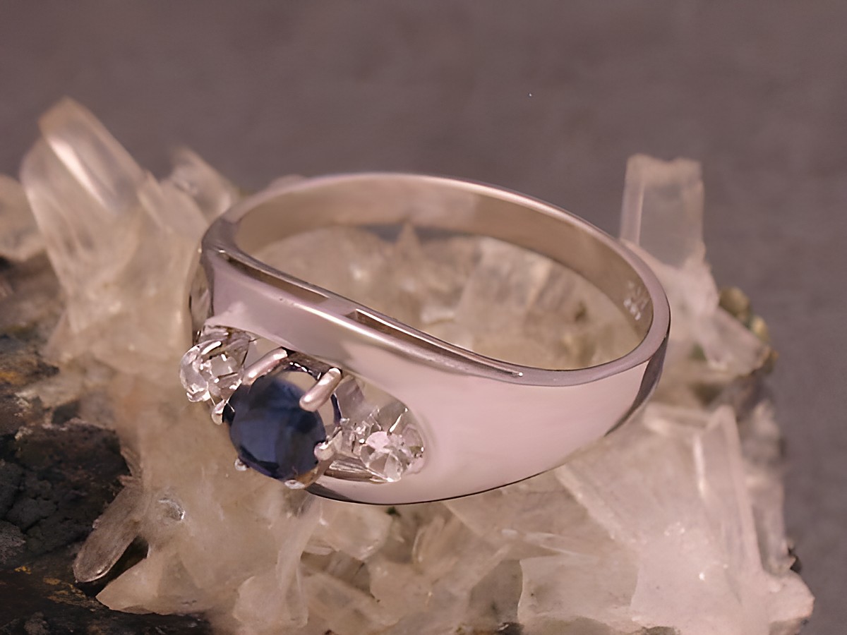 Goldring Gold 333 mit synthetischem Safir und Zirkonia in Größe 54,5 vom Hersteller Juwelier Harnisch, erweiterbar bis Größe 56/18, elegant gestaltet auf besonderem Untergrund.
