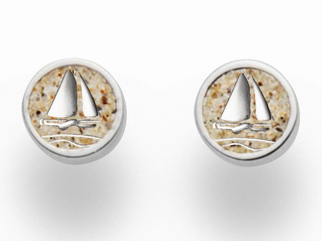 DUR Ohrring Ahoi O5268 aus Sterling Silber, runde Form mit einem maritimen Motiv eines Segelboots auf sandfarbenem Hintergrund, ideal für den Sommerlook und maritime Stilrichtungen.