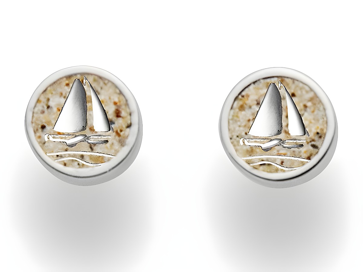 DUR Ohrring Ahoi O5268 aus Sterling Silber, runde Form mit einem maritimen Motiv eines Segelboots auf sandfarbenem Hintergrund, ideal für den Sommerlook und maritime Stilrichtungen.