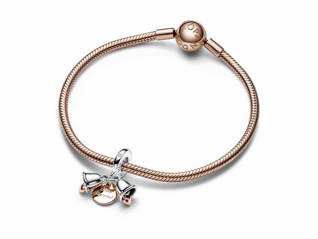 Bicolor Hochzeitsglocken doppelter Charm-Anhänger von Pandora, gefertigt aus Sterling Silber und Roségold Vergoldung, an einem Roségold Armband befestigt. Ideal für besondere Anlässe.