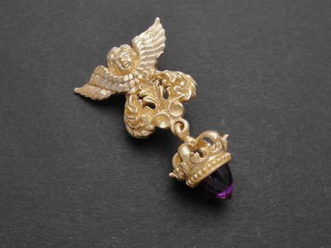 Vergoldeter Silber Anhänger in Form eines glamourösen Engels mit Amethyst, hergestellt von Juwelier Harnisch. Ideal als elegantes Schmuckstück.