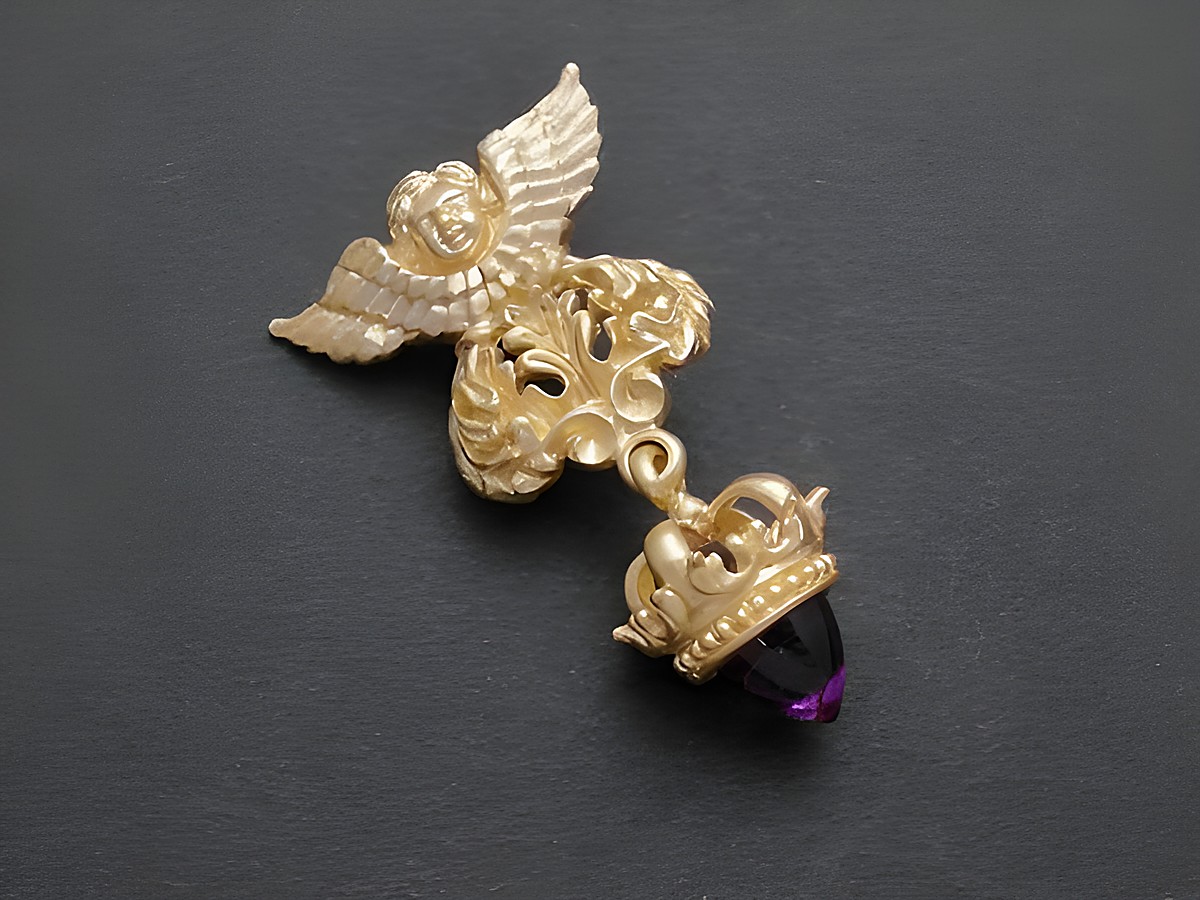 Vergoldeter Silber Anhänger in Form eines glamourösen Engels mit Amethyst, hergestellt von Juwelier Harnisch. Ideal als elegantes Schmuckstück.