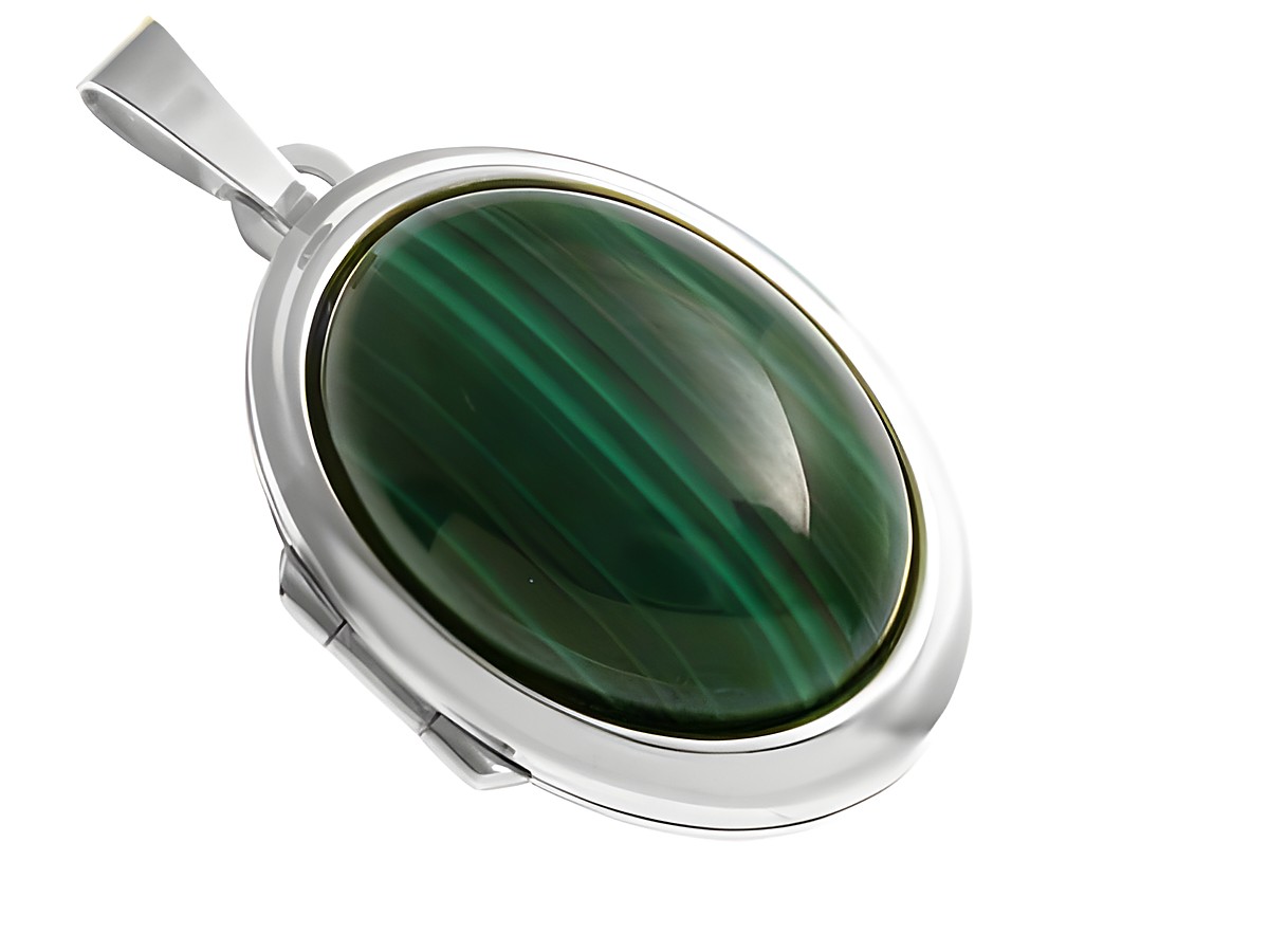 Malachit Cabochon in ovaler Form eingefasst in einem eleganten Sterling Silber Medaillon des Herstellers Juwelier Harnisch, glänzende Oberfläche und schöne Farbvariationen.