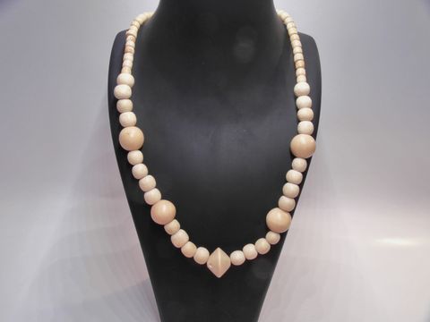 Holzkette aus naturbraunen Holzperlen in verschiedenen Größen, 19 mm, Gesamtlänge 60 cm, von Juwelier Harnisch, elegant und zeitlos, ideal für jeden Anlass.