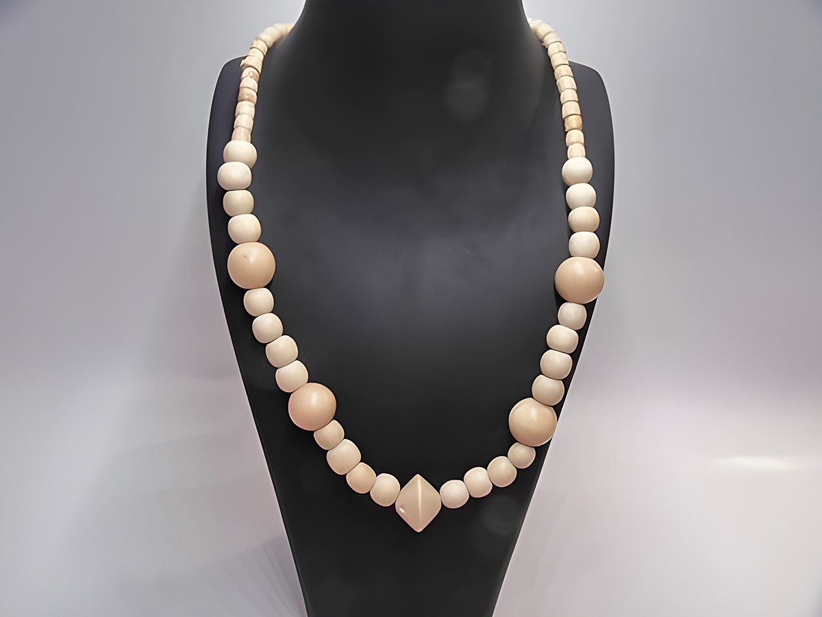 Holzkette aus naturbraunen Holzperlen in verschiedenen Größen, 19 mm, Gesamtlänge 60 cm, von Juwelier Harnisch, elegant und zeitlos, ideal für jeden Anlass.