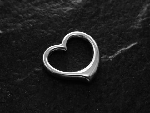 Durchlaufherz aus Sterling Silber, filigran und glänzend, ideal als Anhänger. Hersteller Juwelier Harnisch, das Herz hat eine durchlaufende Form und setzt elegante Akzente.
