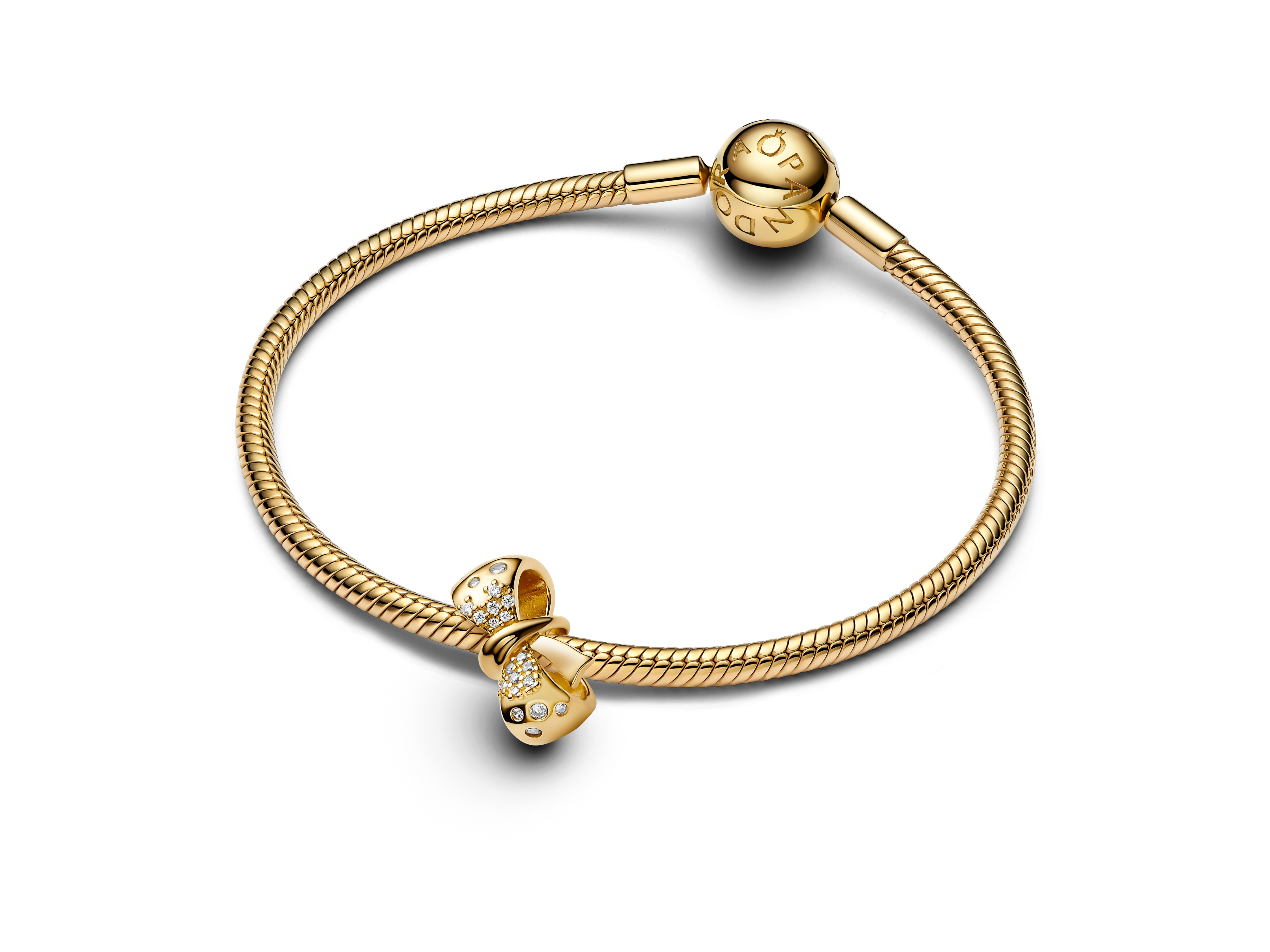 Pandora 763442C01 Schleife in Gelbgold vergoldet mit klarem Zirkonia, zarter Charm an einem geflochtenen Armband, elegant und funkelnd, ideal für persönliche Stilakzente.