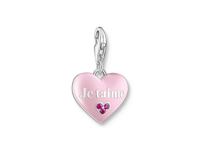 Charm-Anhänger in Herzform aus Silber mit rosa-pinker Emaille und dem Schriftzug Je t'aime sowie einem kleinen Herz aus synthetischem Korund in Pink. Ideal zum Verlieben.