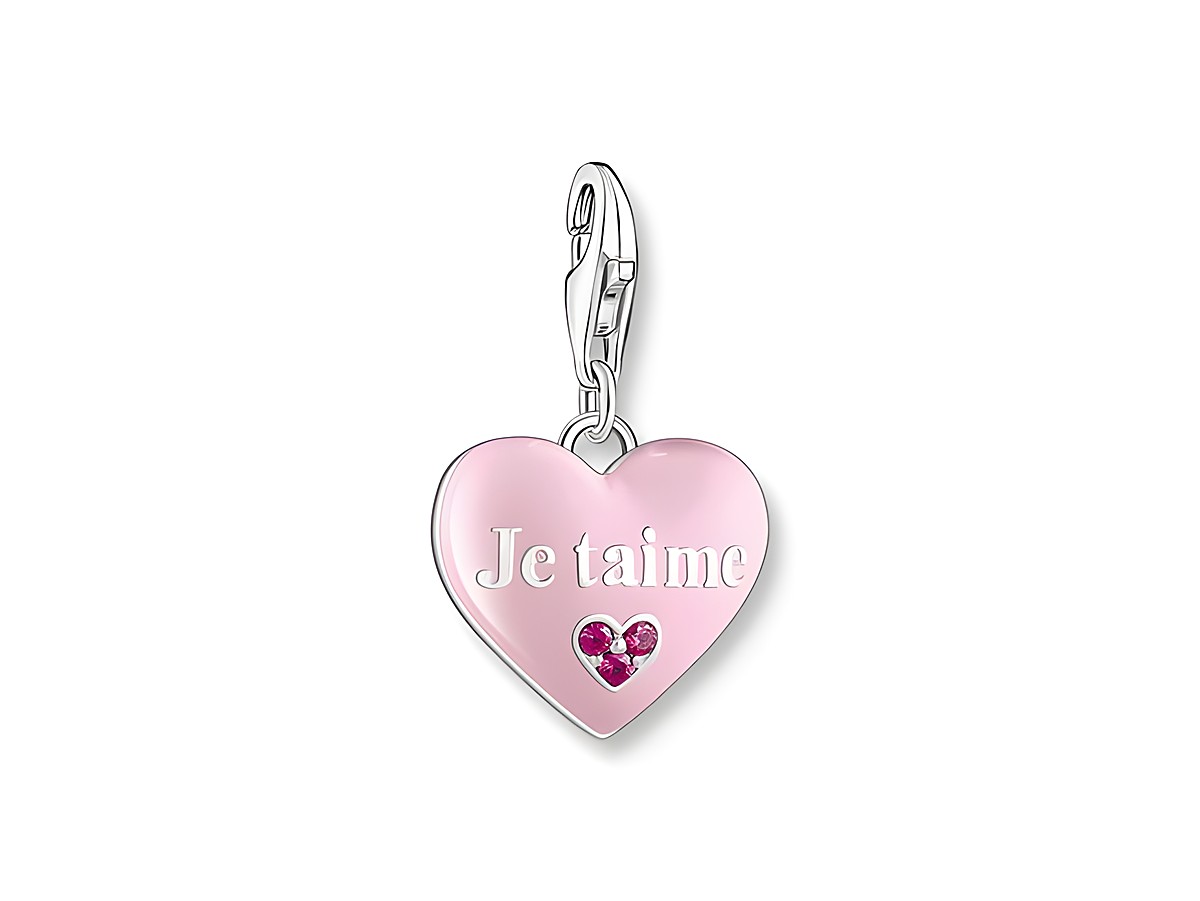 Charm-Anhänger in Herzform aus Silber mit rosa-pinker Emaille und dem Schriftzug Je t'aime sowie einem kleinen Herz aus synthetischem Korund in Pink. Ideal zum Verlieben.