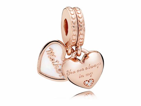 Zwei roségoldene Herz-Anhänger von Pandora mit den gravierten Worten "Mother" und "You are always in my heart", perfekt für Mutter-Tochter-Bindungen. Ideal als Schmuckstück für Liebende.
