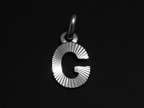 Silber Anhänger mit dem Buchstaben G in Druck-Diamantschliff, hergestellt von Juwelier Harnisch. Elegantes und modernes Design, ideal als persönliches Schmuckstück.