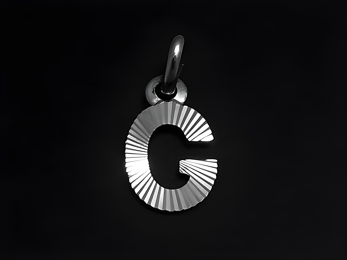 Silber Anhänger mit dem Buchstaben G in Druck-Diamantschliff, hergestellt von Juwelier Harnisch. Elegantes und modernes Design, ideal als persönliches Schmuckstück.