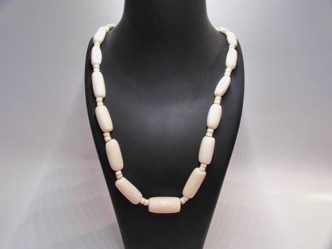 Holzkette Multiform 28 mm naturbraun 60 cm Holz Schmuck von Juwelier Harnisch, stilvolle und natürliche Kette auf einem Schmuckständer präsentiert.