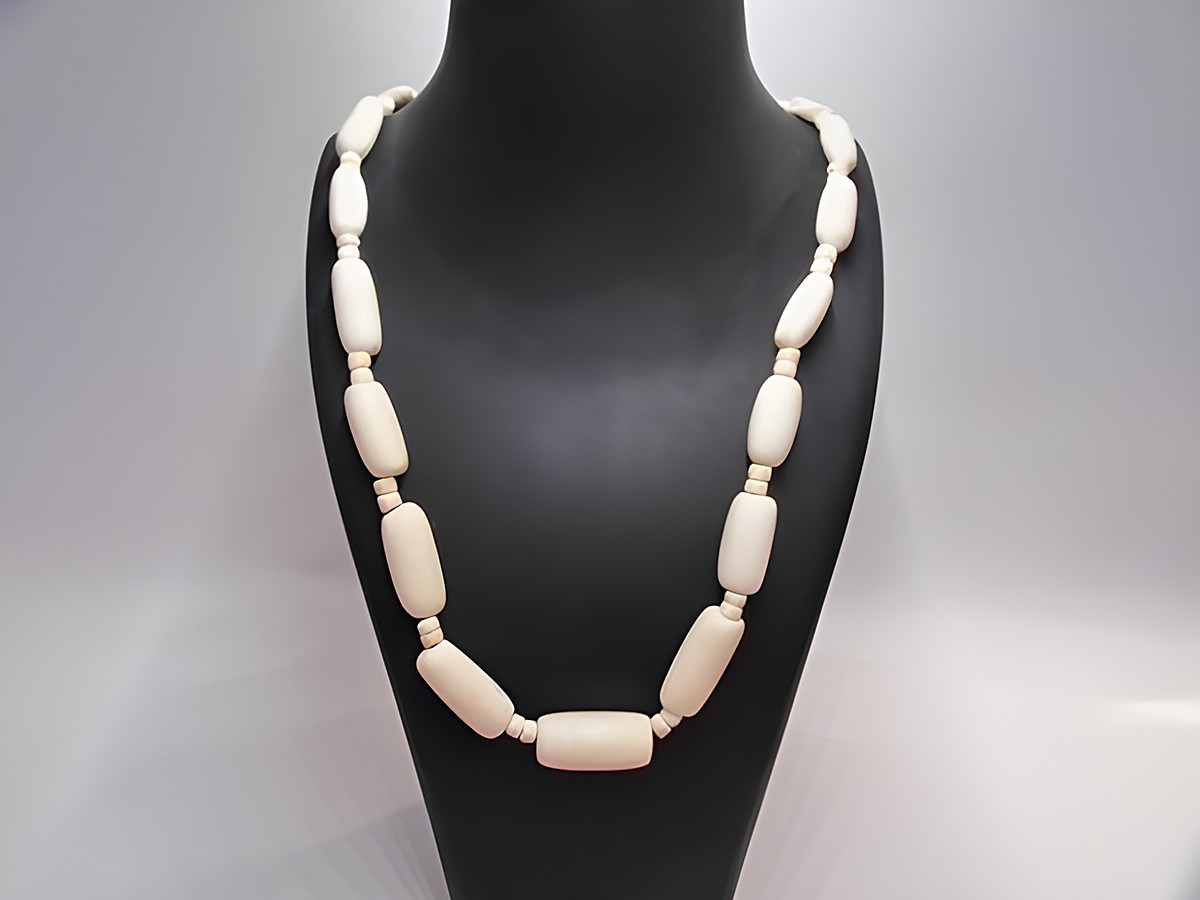 Holzkette Multiform 28 mm naturbraun 60 cm Holz Schmuck von Juwelier Harnisch, stilvolle und natürliche Kette auf einem Schmuckständer präsentiert.