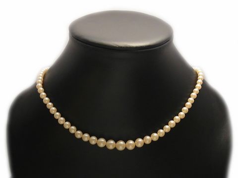 Perlenkette verlaufend mit Silberverschluss, 51 cm lang, hergestellt von Juwelier Harnisch, Zuchtperlen im eleganten Designs. Ideal für Modeschmuckliebhaber.