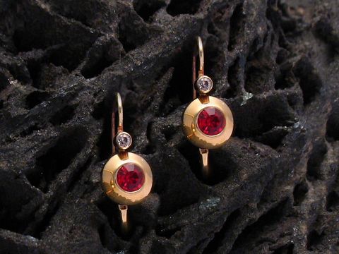 Rote facettierte Gold Ohrhänger mit Stein, Hersteller Juwelier Harnisch, elegant und zeitlos, perfekt für besondere Anlässe oder den Alltag.