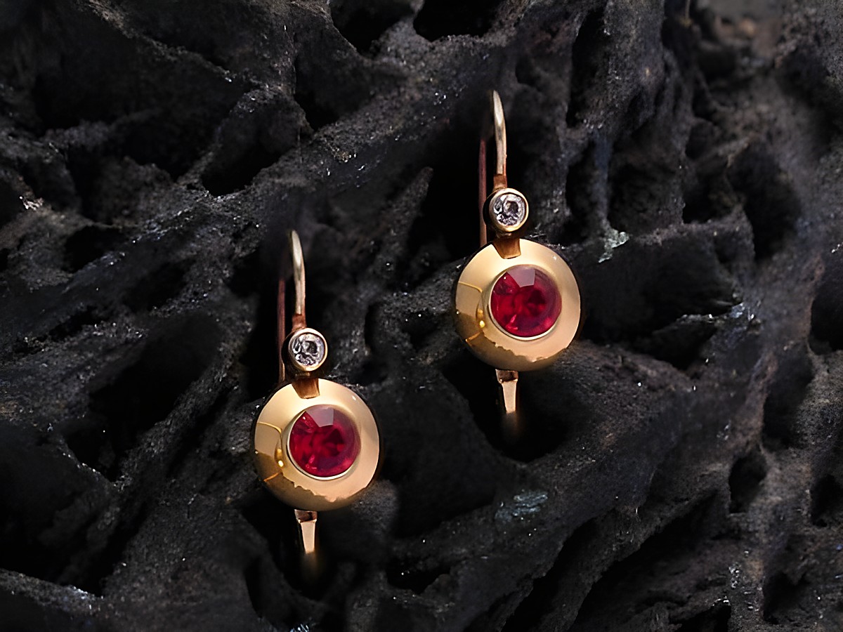 Rote facettierte Gold Ohrhänger mit Stein, Hersteller Juwelier Harnisch, elegant und zeitlos, perfekt für besondere Anlässe oder den Alltag.