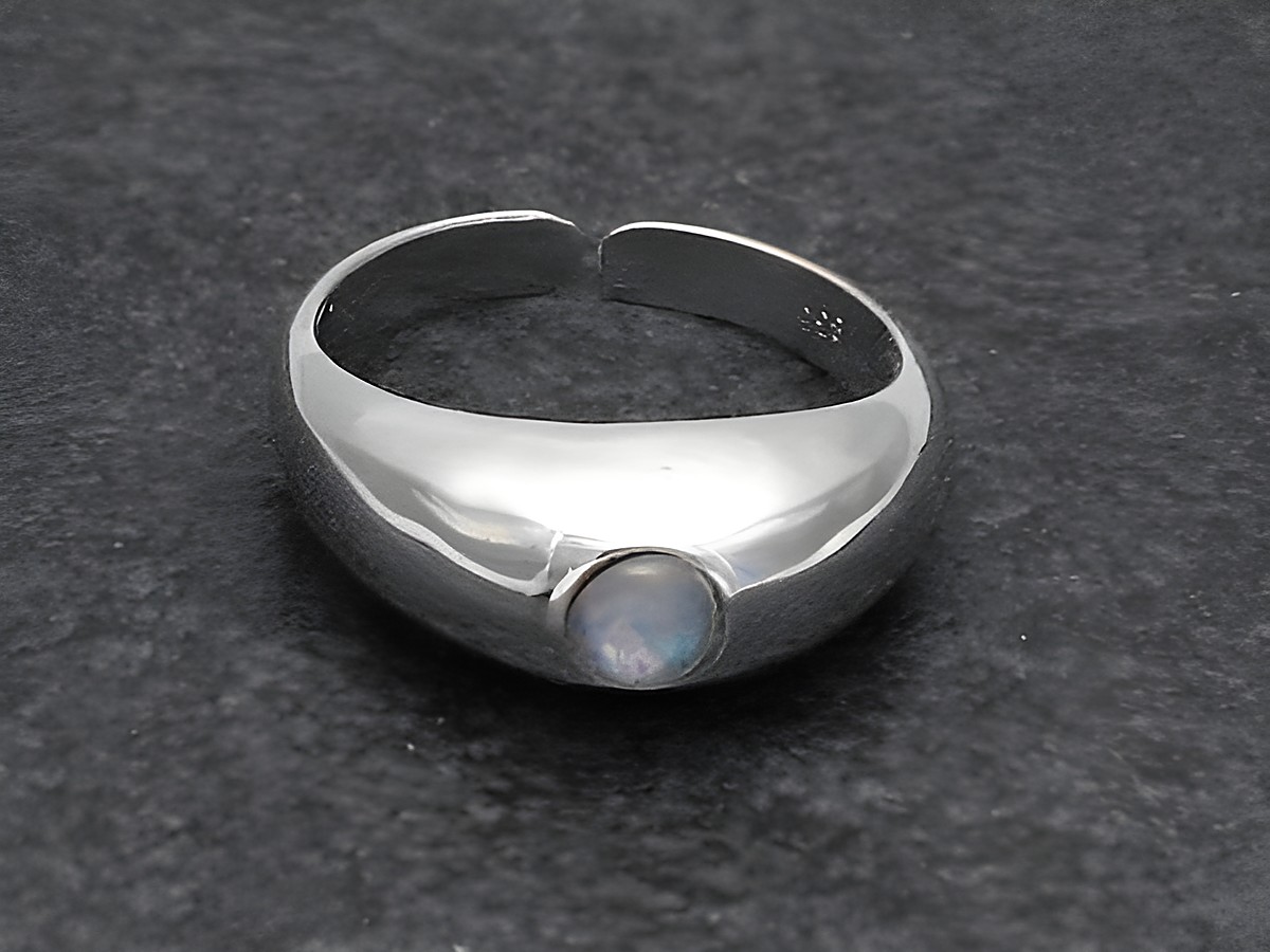 Silberring rho elegant mit verstellbarem Design und einem Opal Triplette, hergestellt von Juwelier Harnisch, in rhodiniertem Finish.