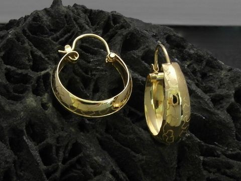 Creolen 2,2 cm aus Gold 750, verspielt und poliert, von Juwelier Harnisch, elegant auf schwarzem Untergrund präsentiert, ideal für jede Gelegenheit, bis 25 mm.