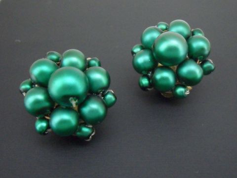 Ohrclip in grün blumig mit goldfarbenem Detail und seidenmatten synthetischen Zuchtperlen, Hersteller Juwelier Harnisch, perfekte Ergänzung für elegante Anlässe.