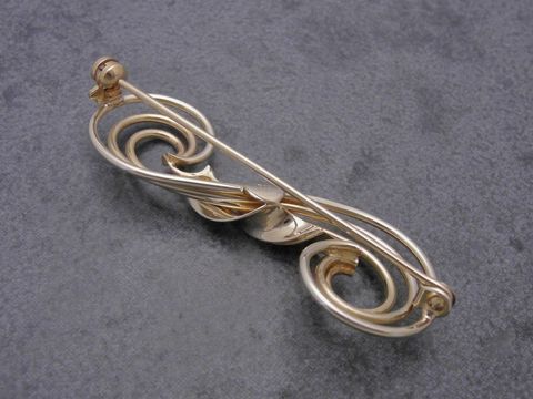 Gold Brosche - attraktiv - Gold 585 - Anstecknadel, Hersteller: Juwelier Harnisch, kunstvoll gestaltete Brosche in geschwungenem Design, ideal für elegante Outfits.