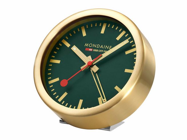 Mondaine CLOCK Wecker A997.MCAL.66SBG in Gold mit einem waldgrünen Zifferblatt und roten Zeigern, modernes Design, perfekt für jeden Tisch oder Nachttisch.