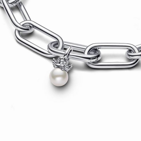 Der Amor Mini-Charm-Anhänger von Pandora ME aus Sterling Silber zeigt eine zarte Zuchtperle in Weiß, umgeben von einem filigranen Engel mit Flügeln, perfekt für stilvolle Akzente.