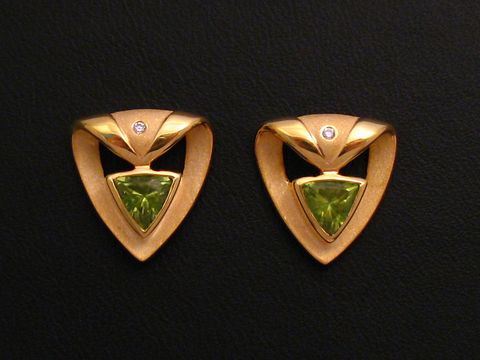 Ohrringe in Gold mit Peridot und Zirkonia, hergestellt von Juwelier Harnisch, ausgefallenes Design mit dreieckigen Steinen, elegant und stilvoll, ideal für besondere Anlässe.