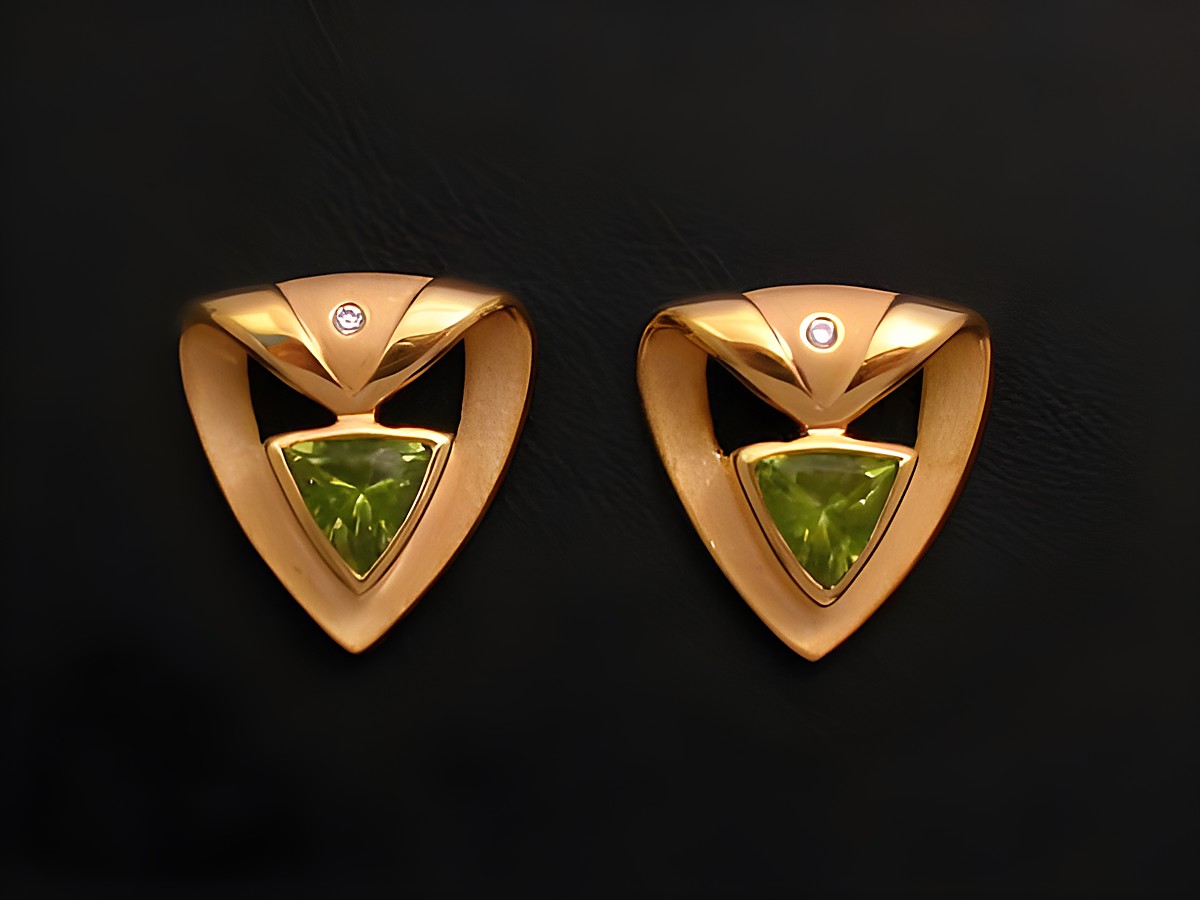 Ohrringe in Gold mit Peridot und Zirkonia, hergestellt von Juwelier Harnisch, ausgefallenes Design mit dreieckigen Steinen, elegant und stilvoll, ideal für besondere Anlässe.