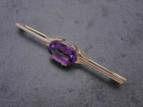 Gold Brosche aus Gold 585 mit ovalem Amethyst als Anstecknadel, Hersteller Juwelier Harnisch, elegantes Design, ideal für besondere Anlässe oder als edles Accessoire.