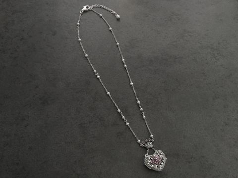 Königliches Herz Medaillon aus Amethyst inkl. Kette von Juwelier Harnisch, romantisches Design mit funkelndem Stein, ideal als Geschenk für besondere Anlässe.