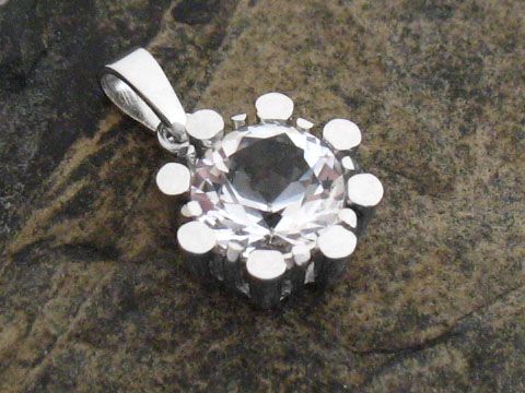 Silber Anhänger Blume mit echtem Bergkristall, rhodiniertes Silber, funkelndes Design, hergestellt von Juwelier Harnisch, ideal für Schmuckliebhaber.