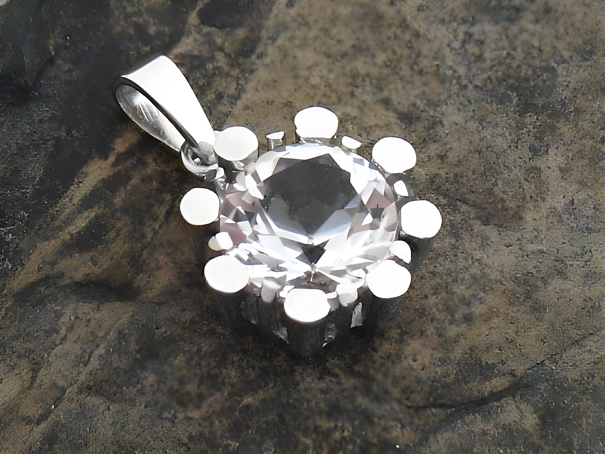 Silber Anhänger Blume mit echtem Bergkristall, rhodiniertes Silber, funkelndes Design, hergestellt von Juwelier Harnisch, ideal für Schmuckliebhaber.