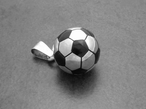 Fußball Anhänger aus Sterling Silber in Form eines klassischen Fußballs, geeignet als Fanartikel, hergestellt von Juwelier Harnisch aus Deutschland, ideal für Sportbegeisterte.