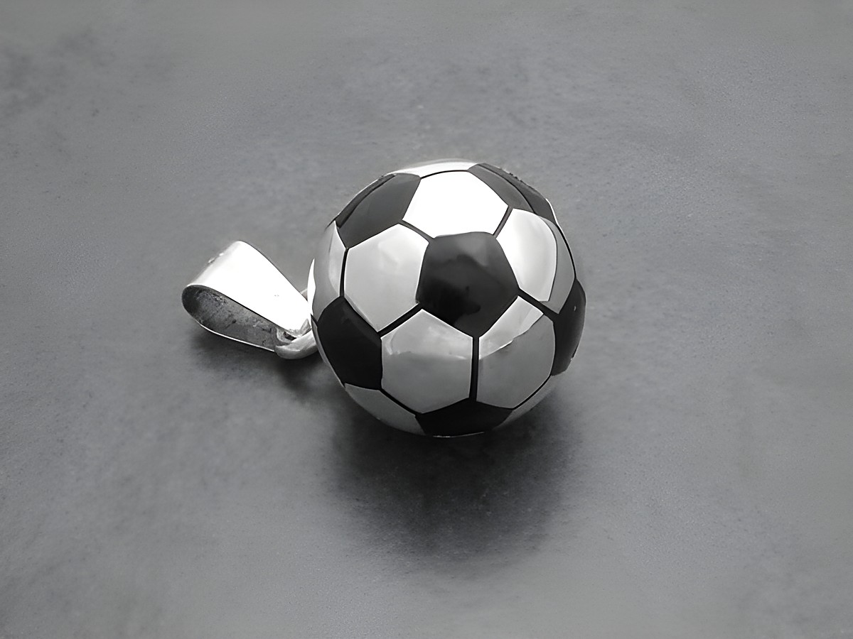 Fußball Anhänger aus Sterling Silber in Form eines klassischen Fußballs, geeignet als Fanartikel, hergestellt von Juwelier Harnisch aus Deutschland, ideal für Sportbegeisterte.