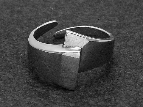 Silberner Ring aus rhodiniertem Material mit modernem Design, wenig verstellbar, Hersteller Juwelier Harnisch, ohne Stein. Ideal für stilvolle Akzente.