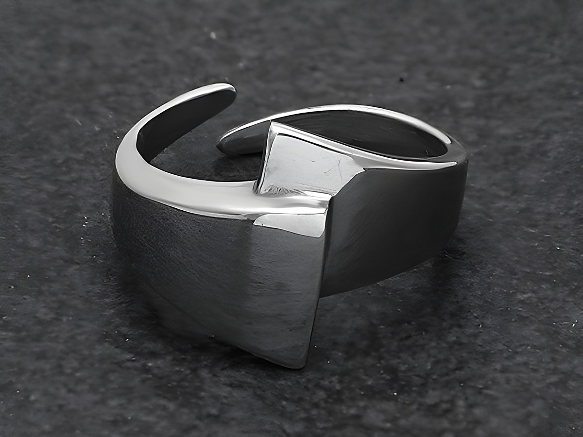 Silberner Ring aus rhodiniertem Material mit modernem Design, wenig verstellbar, Hersteller Juwelier Harnisch, ohne Stein. Ideal für stilvolle Akzente.