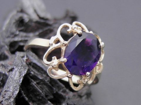 Goldring hinreißend mit Amethyst in Größe 54,5 aus Gold 333, Hersteller Juwelier Harnisch, bis Größe 56/18. Elegantes Design mit filigraner Fassung um den funkelnden Stein.