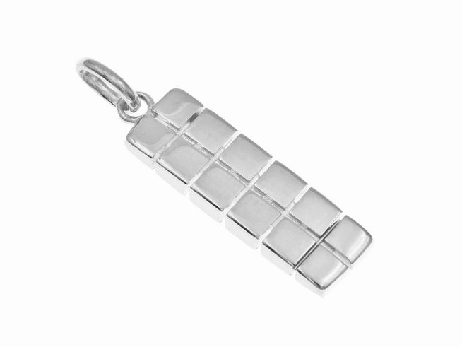 Hängender Klötzchen Stab aus rhodiniertem Sterling Silber mit verschiedenen Motiven, glänzende Oberfläche, modernes Design, ideal als Schmuckstück von Juwelier Harnisch.