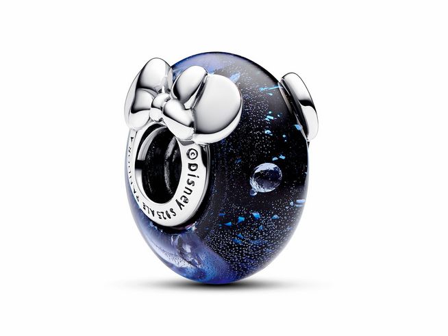 Ein blaues Murano-Glas-Charm von Pandora mit Motiven von Disney Micky Maus und Minnie Maus, verziert mit Zirkonia und einer silbernen Schleife. Ideal für Charmsammler.