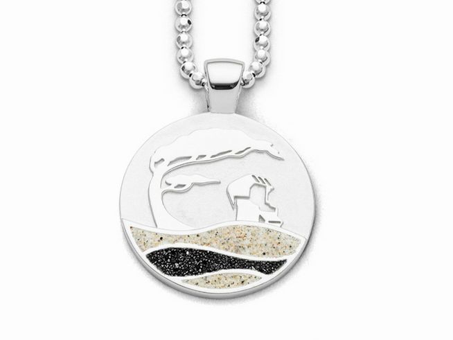 Sterling Silber Anhänger mit Strandwellenmotiv, das Strandsand und Lavasand integriert. Rundes Design mit stilisiertem Baum und Figuren im Sand. Ideal als Schmuckstück für Strandliebhaber.